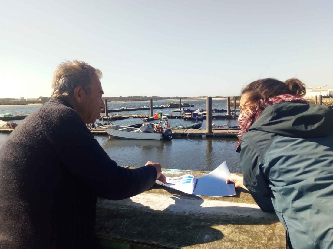 Cientista a realizar um inquérito com um dos pescadores parceiros