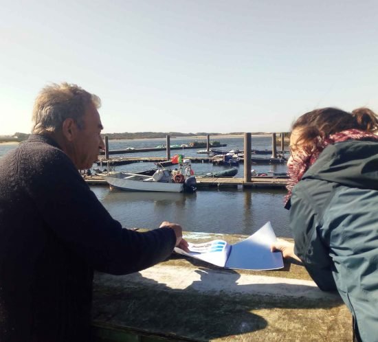 Cientista a realizar um inquérito com um dos pescadores parceiros
